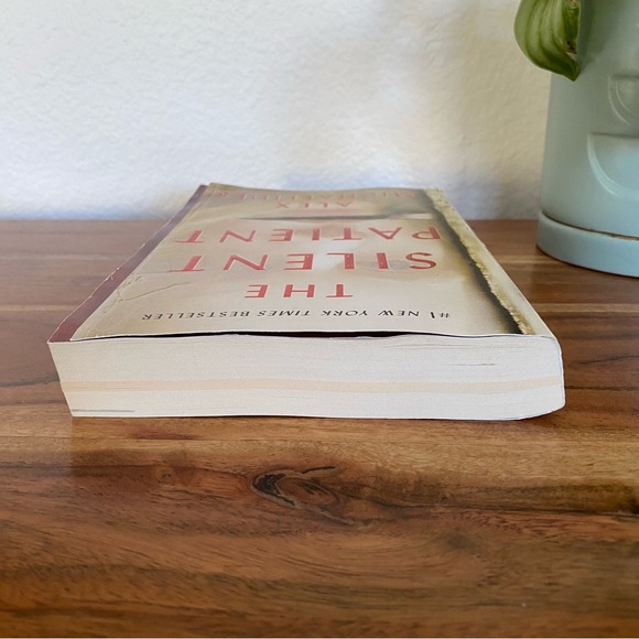 The Silent Patient by Alex Michaelides, Paperback - Picture 5 of 7